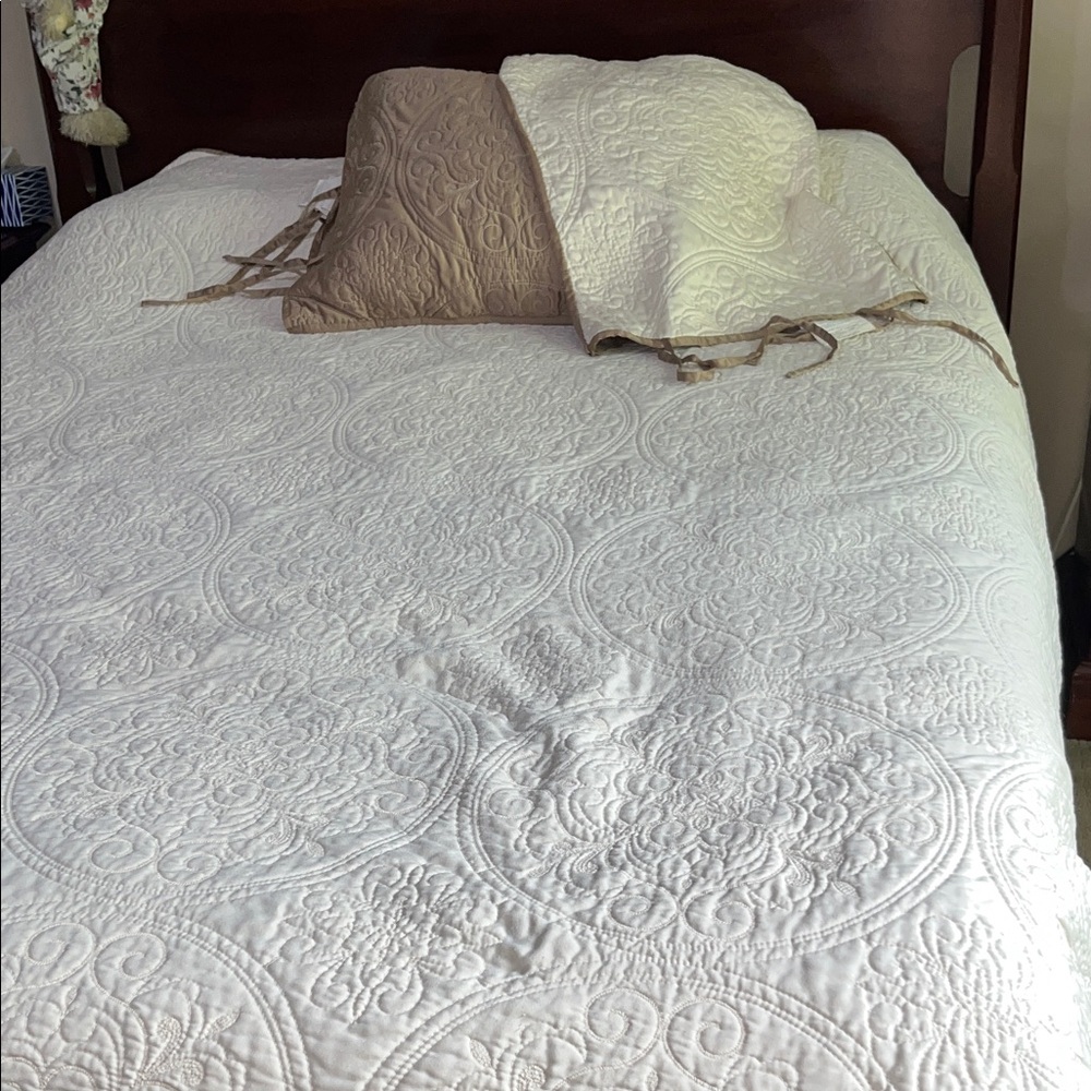 Elegant White and Tan Quilted Bedding Set